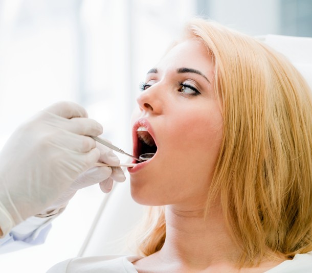 ¿Manchas negras en los dientes? Sus causas y solución
